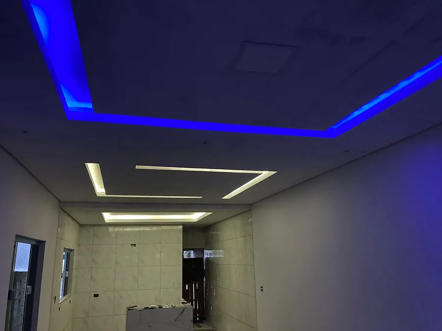 Forro de gesso com sanca de LED azul e rasgos de luz em LED branco