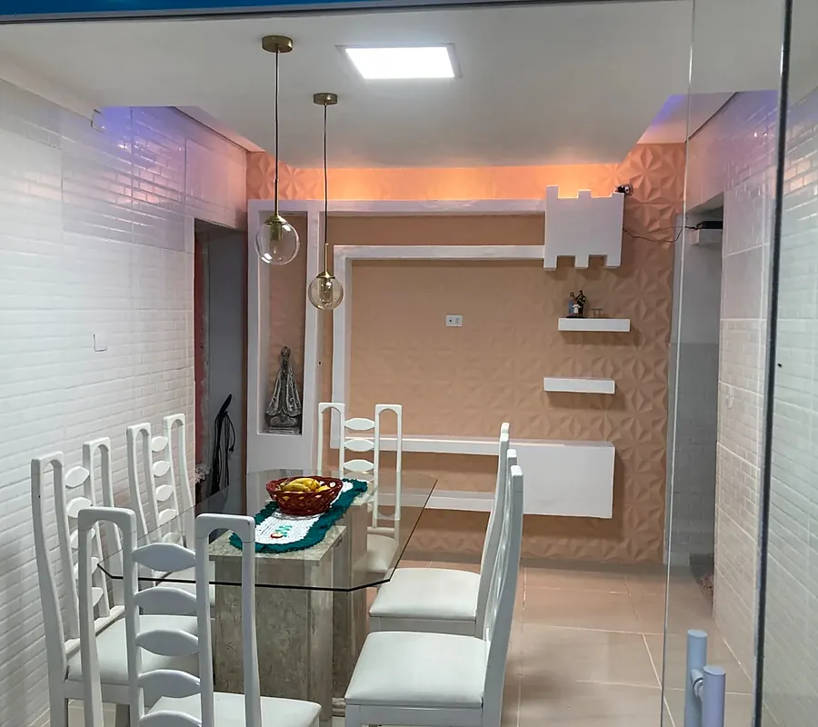 Sala de jantar com rebaixo iluminado, nichos, prateleiras e painel com moldura em drywall