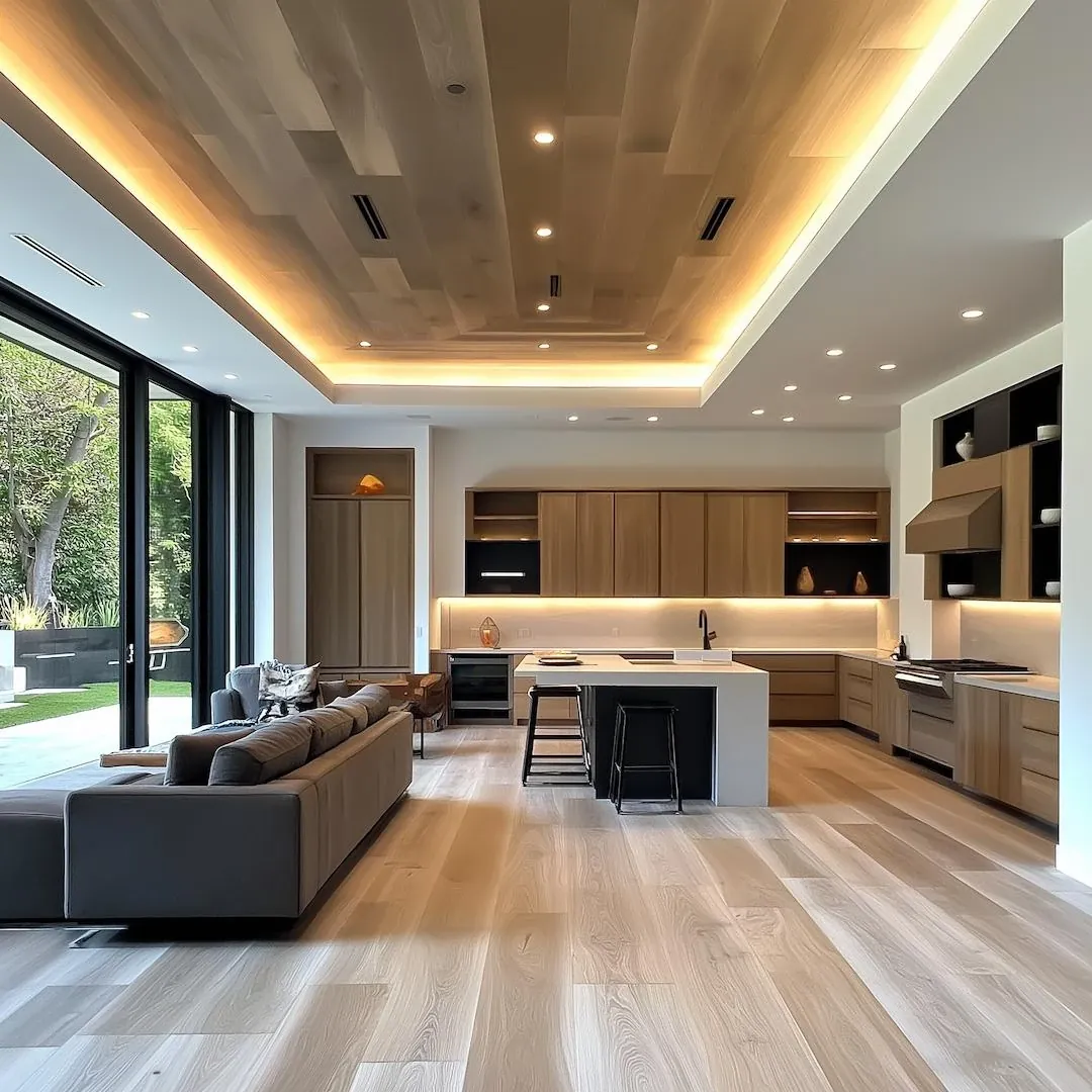 Sala integrada com forro rebaixado, sanca com LED e spots embutidos